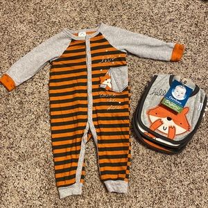 💥2/$12 💥Gerber NWT bib pack plus gently used Onesie 🦊🤍🦊